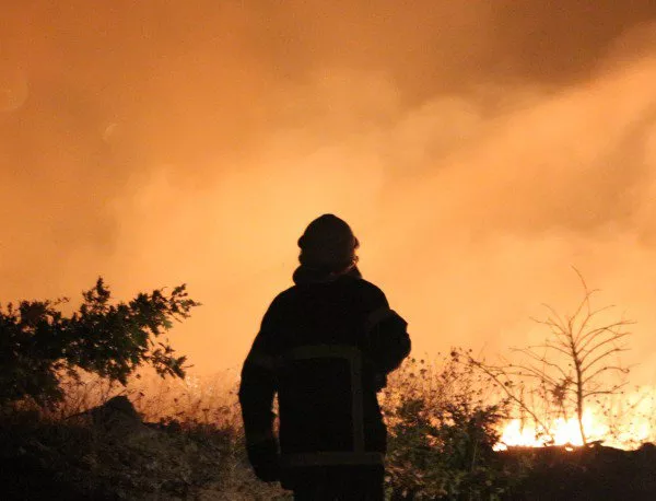 Пожар застрашава казанлъшко село