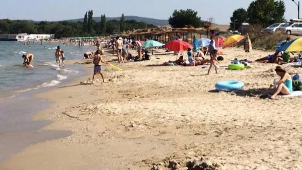 Цените на шезлонги и чадъри на плажа продължават да са проблем