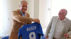 {{ otherArticle[0].article.title }}