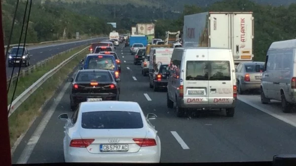 Натоварен трафик по магистралите "Хемус" и "Тракия"