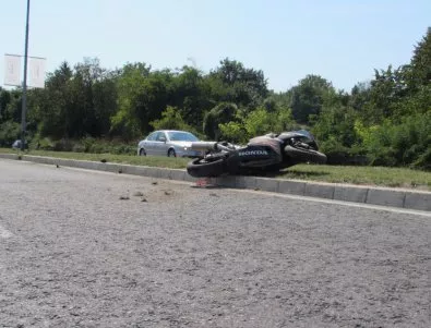 Моторист загина на изхода на Русе след удар в малък камион