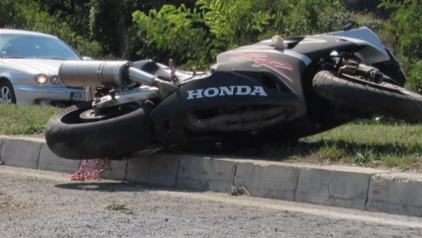 Моторист се блъсна в скала край Асеновград