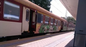 Пускат клипове с предупреждения срещу опасни селфита върху влакове 