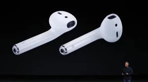Хората вече се оплакват от новите безжични слушалки на Apple 