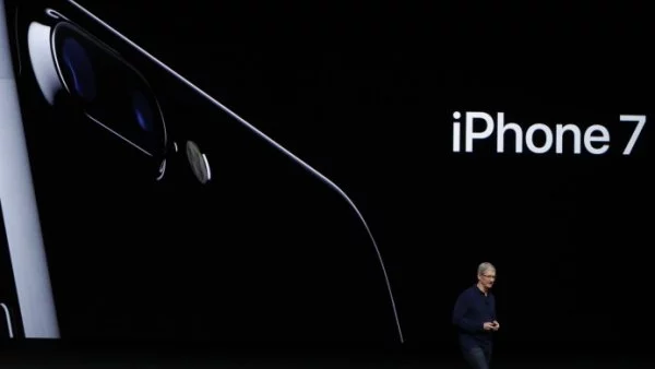 Акциите на Apple паднаха по време представянето на iPhone 7