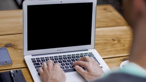 Онлайн покупките през смартфони изместват традиционния коледен пазар
