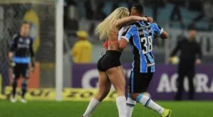 Кандидатка за "Мис Бум-бум" нахлу гола на мач, награби играчите