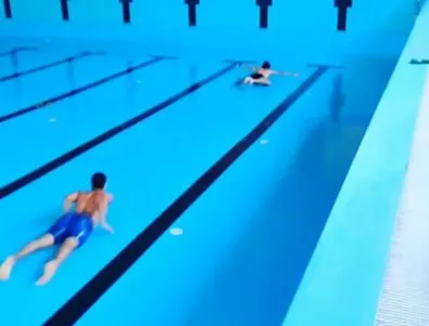 Така изглежда състезание по плуване в празен басейн (Видео)