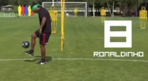 ВИДЕО: Дори с превръзка на очи Роналдиньо е по-добър от всеки друг