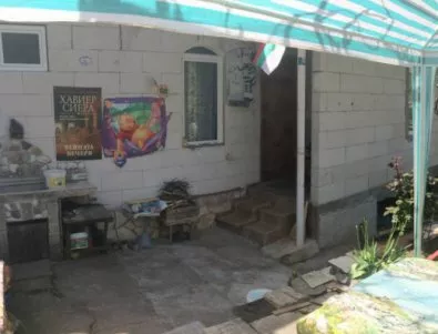 Заради три стъпала събориха къща на двама старци от село Бачково
