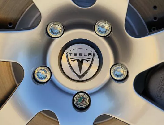 Германия поиска промяна на реклама за кола на Tesla