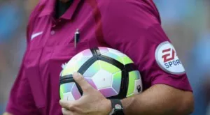 СНИМКА+ВИДЕО: Хвърлена бутилка окървави рефер в мач от Лига Европа