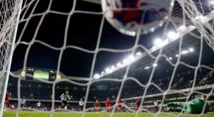 Дузпата на века - вратар спаси с три маймунджилъка (ВИДЕО)