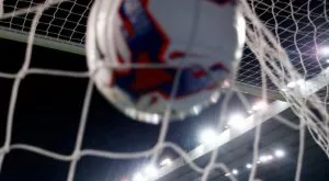 Гол фен нахлу на терена и вкара в 95-ата минута, даже му зачетоха гола (ВИДЕО)