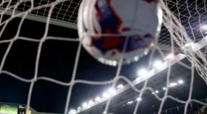 Африкански фенове подгониха футболисти на терена и прекратиха мач (ВИДЕО)