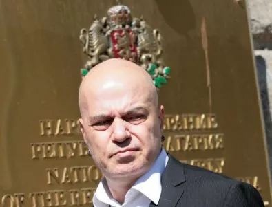 В защита на референдума си: Слави представи руска изборна измама за българска