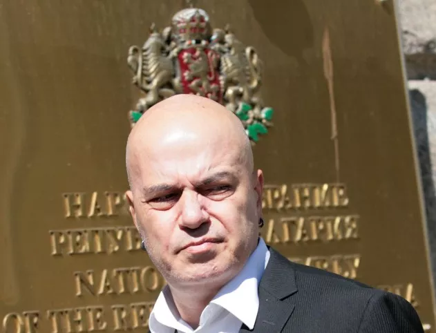 В защита на референдума си: Слави представи руска изборна измама за българска