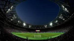 Жалка работа: Този гранд от Англия пуска шум от фенове по колоните на стадиона!