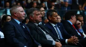 Сам Алърдайс е сериозно притеснен за поста си