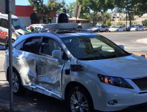 Автомобил на Google катастрофира тежко
