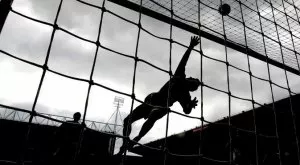 Този вратар не спира с гафовете и най-накрая го отлъчиха (ВИДЕО)