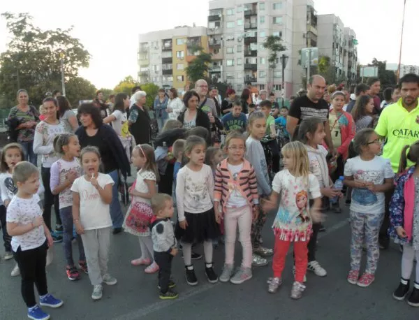 Трети пореден протест срещу строежа до детска площадка в Благоевград