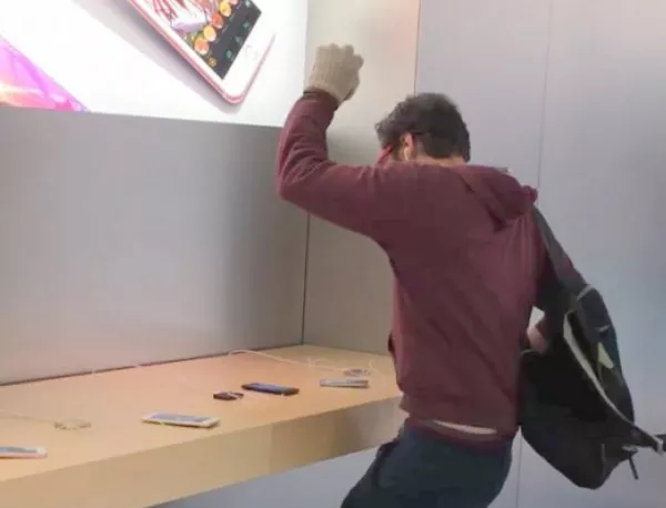 Полудял клиент с гюле изпотроши десетки iPhone-и в магазин (ВИДЕО)