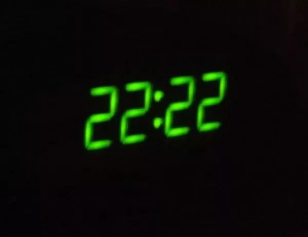 Вижте какво означава ако видите часовника спрял на 11:11 или 22:22 