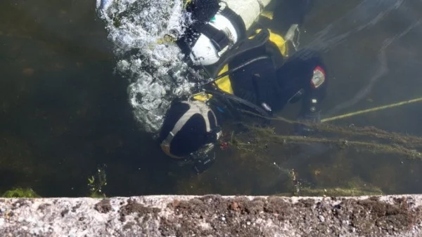 Водолази търсят 15-годишно момче в ледените води на микроязовир