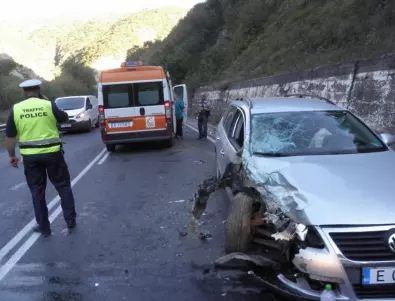 Тежка катастрофа между кола и линейка край Сливен, пациентът загина