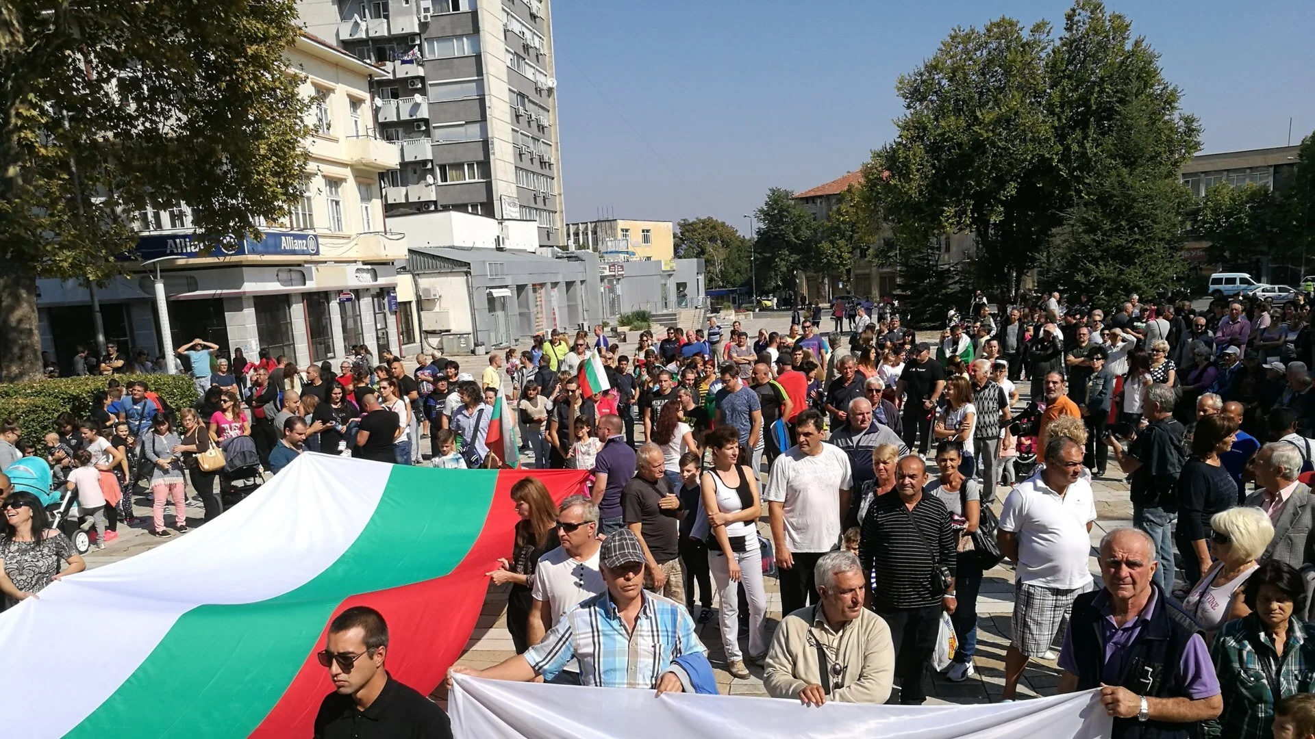 В Харманли протестират срещу бежанския лагер в града