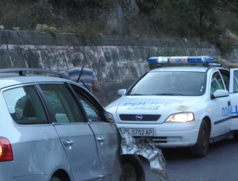 Кола се обърна край Хаджидимово, петима пострадаха