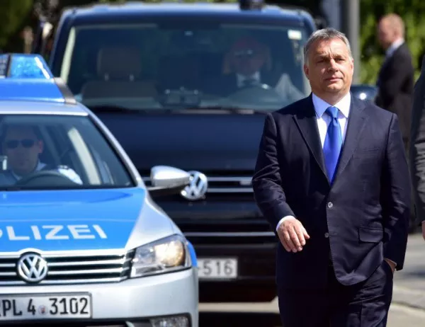Виктор Орбан слага ръка върху над 500 медии