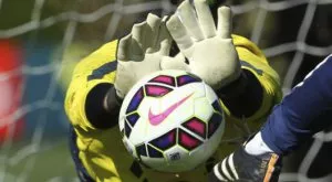 Вратарят трансфериран в кръвния враг, феновете му хвърлят змии (СНИМКИ)