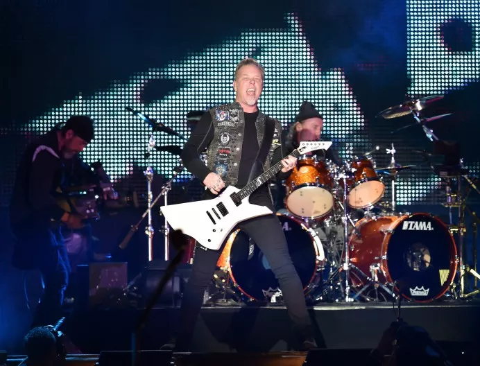 Гледайте всички нови видеоклипове на Metallica*