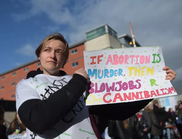 Хиляди жени в Полша протестираха срещу готвена забрана върху абортите