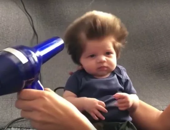 8-седмично бебе с огромна коса покори интернет (Видео)