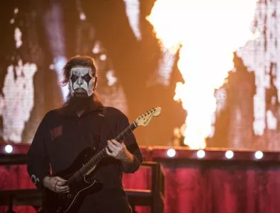 Китарист на Slipknot се възстановява от операция на гръбнака