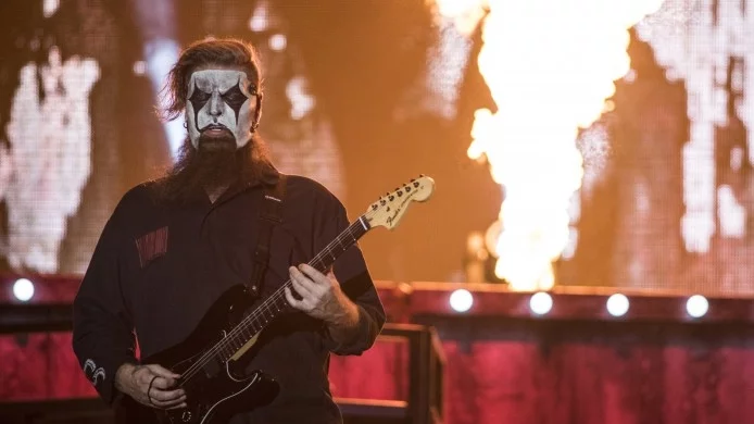 Китарист на Slipknot се възстановява от операция на гръбнака