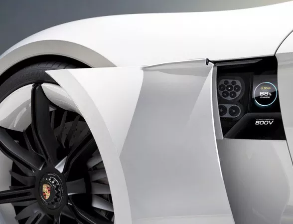 Porsche ще предложи универсално зарядно за електромобили