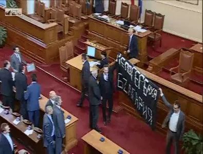 Безредици в парламента, заместникът на Цачева прекрати заседанието