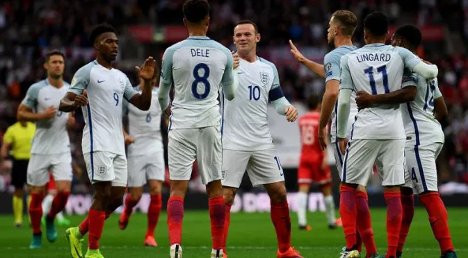 Англия разхищава положения в първия мач на новия селекционер