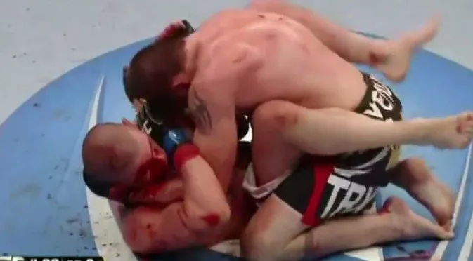 ВИДЕО: Най-брутлано кърварият бой в UFC приключи по шокиращ начин 