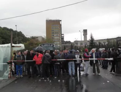 Стотици миньори продължават със стачката под земята в Бобов дол