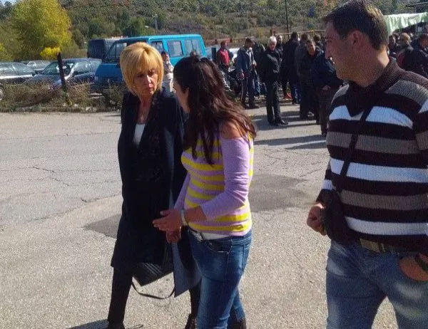 Манолова посети стачкуващите работници от мина "Оброчище"