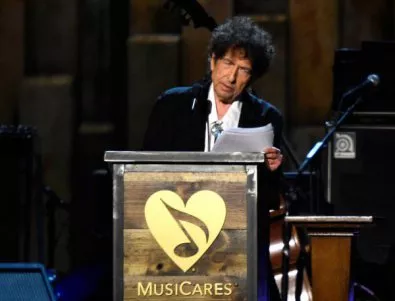  Боб Дилън вече държи в ръцете си Нобела за литература