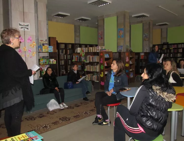 Един татко и 28 майки се учат на родителство в Асеновград