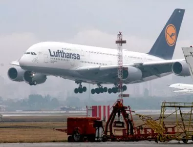 Най-големият пътнически самолет в света кацна в София (СНИМКИ)