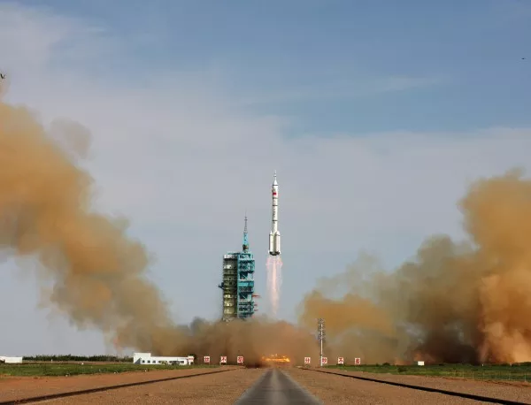 Китай изстреля успешно пилотиран кораб с двама космонавти