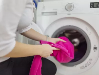 Най-честите грешки при пране, които СЪСИПВАТ и пералнята , и дрехите